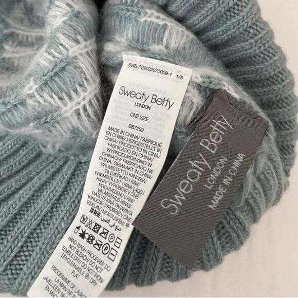 NWT SWEATY BETTY ANIMAL JACQUARD BEANIE IN BLUE LEOPARD PAINT JACQUARD - Picture 5 of 8
